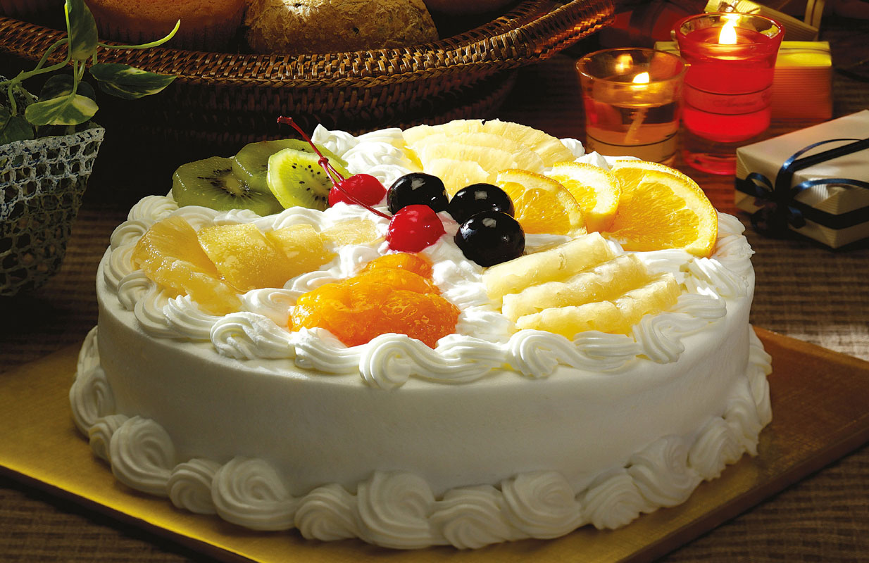 Fresh bakery items at Velan Sweets & Bakery, Surandai